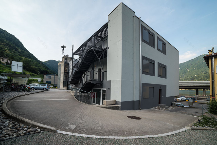 瑞士卢加诺湖畔别墅改建,金属质感与优雅湖景的完美融合-2