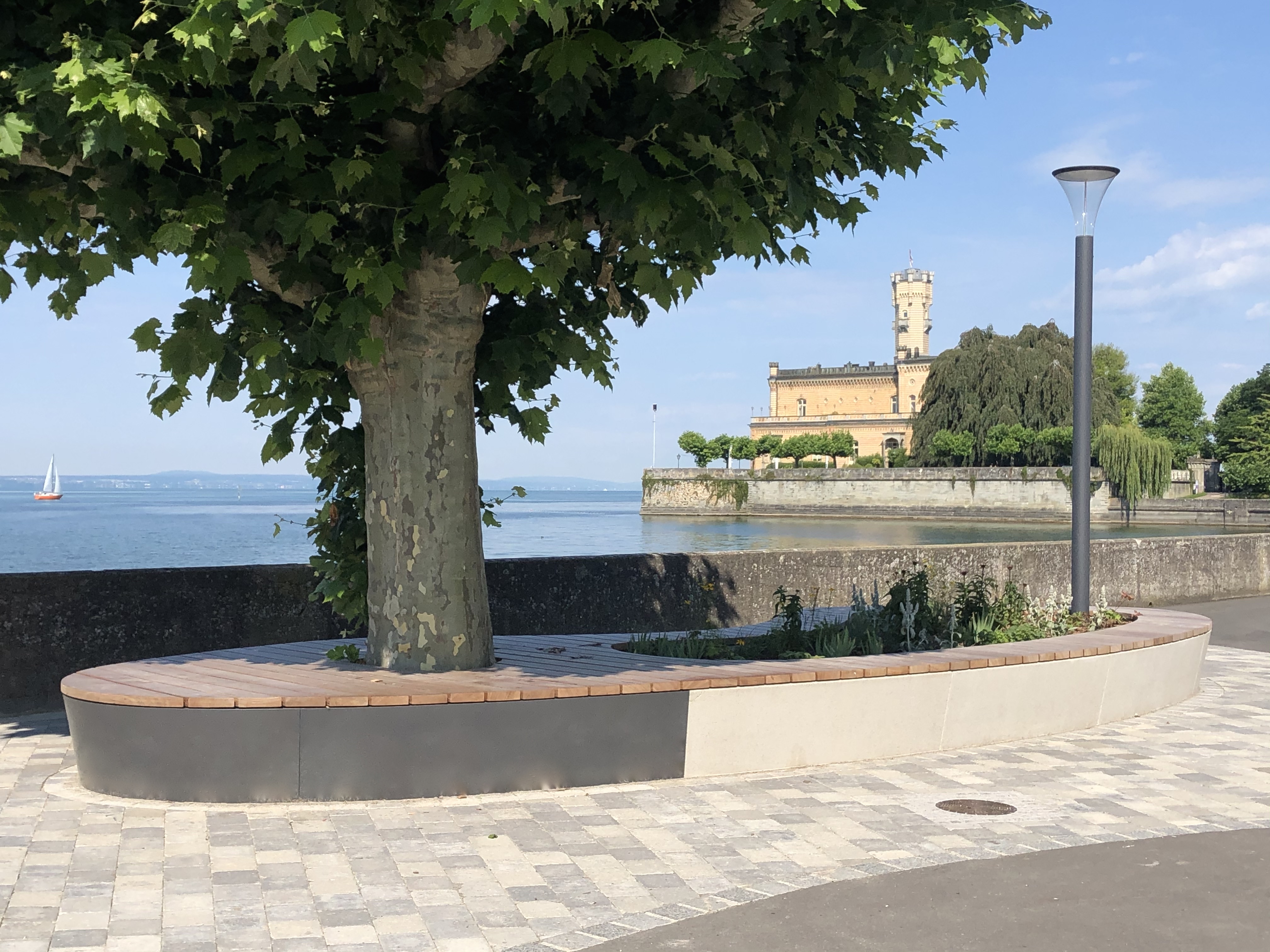 德国 Lake Constance 海滨广场有机曲线大花坛设计-5