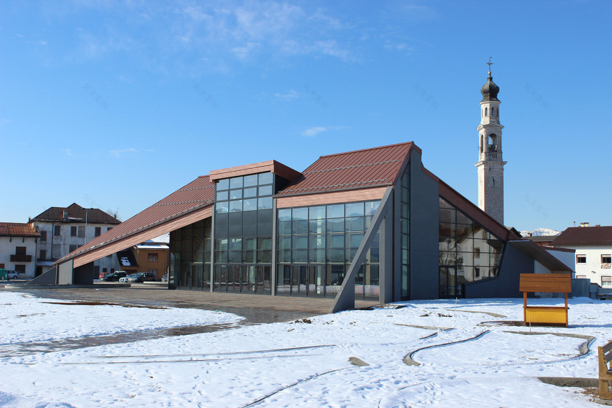 绿意盎然的多功能建筑与城市公园-1