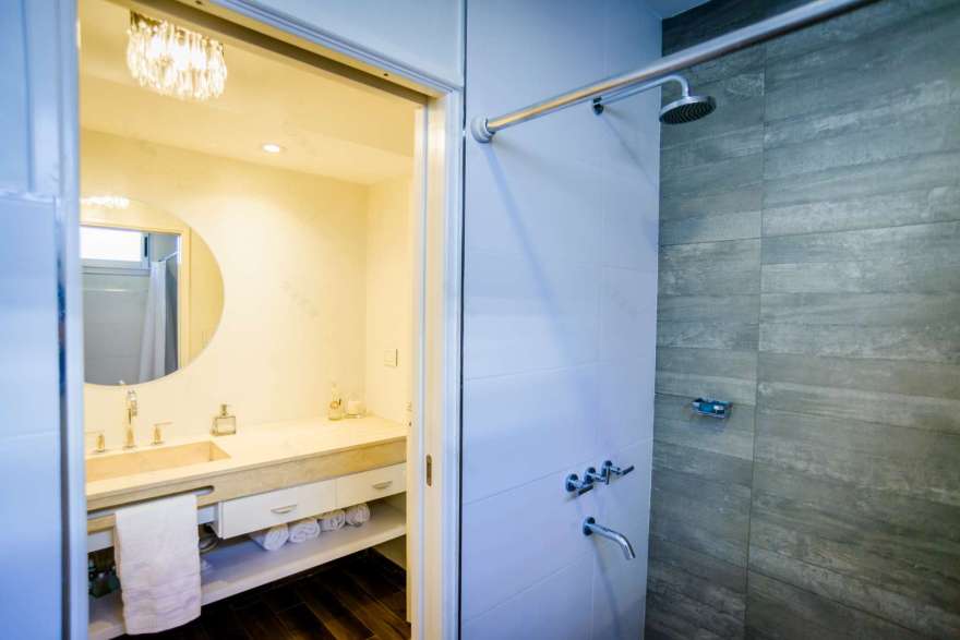 简约之居,功能齐全的家庭聚会空间-29