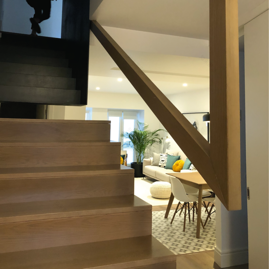 葡萄牙历史中心住宅翻新,木质阶梯成亮点-2
