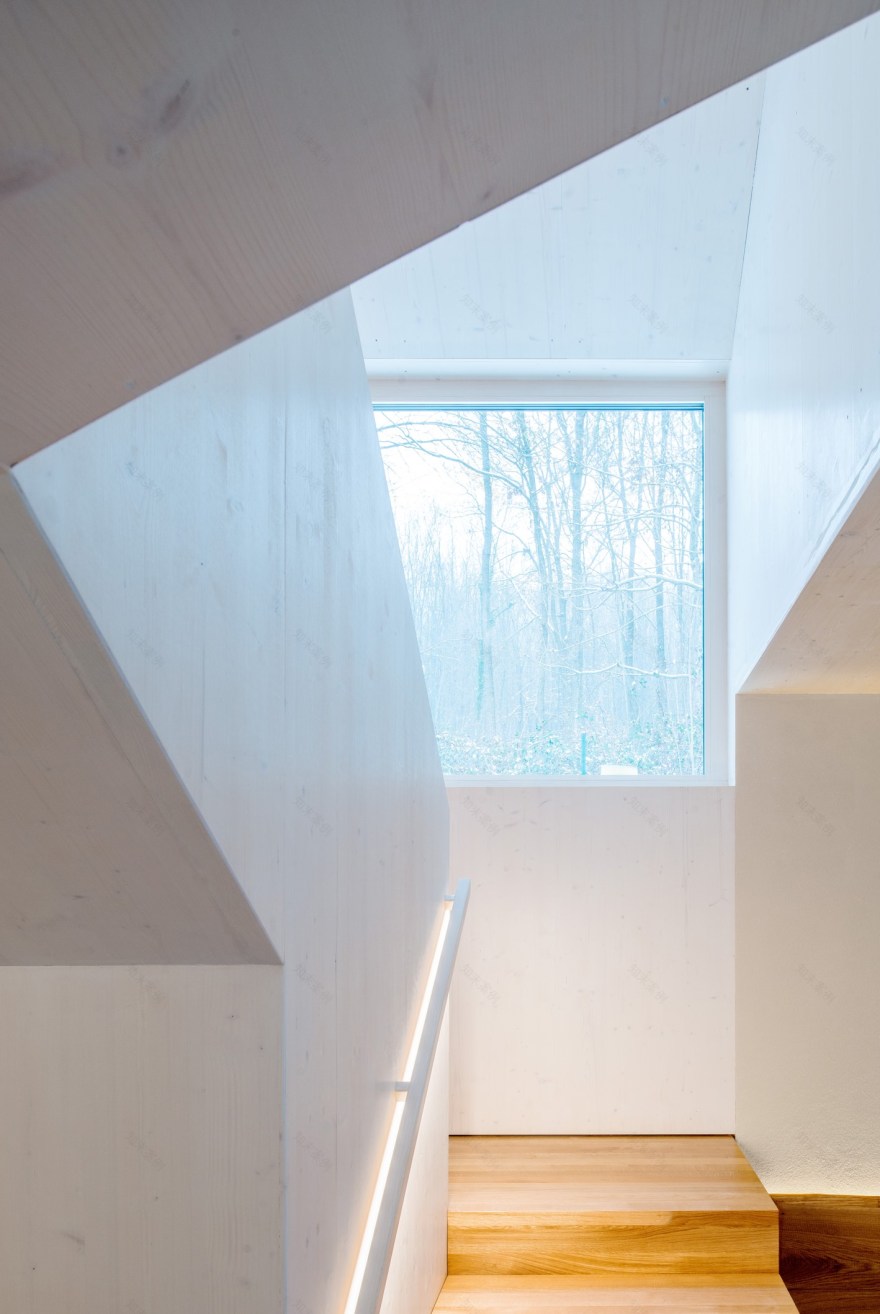 嵌入山体的太阳能光伏木屋-6