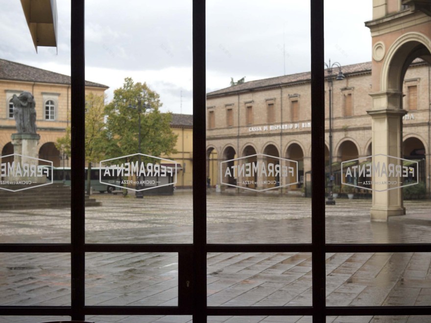 乡村铁器店变身优雅餐厅,传统工艺与美食的完美融合-4