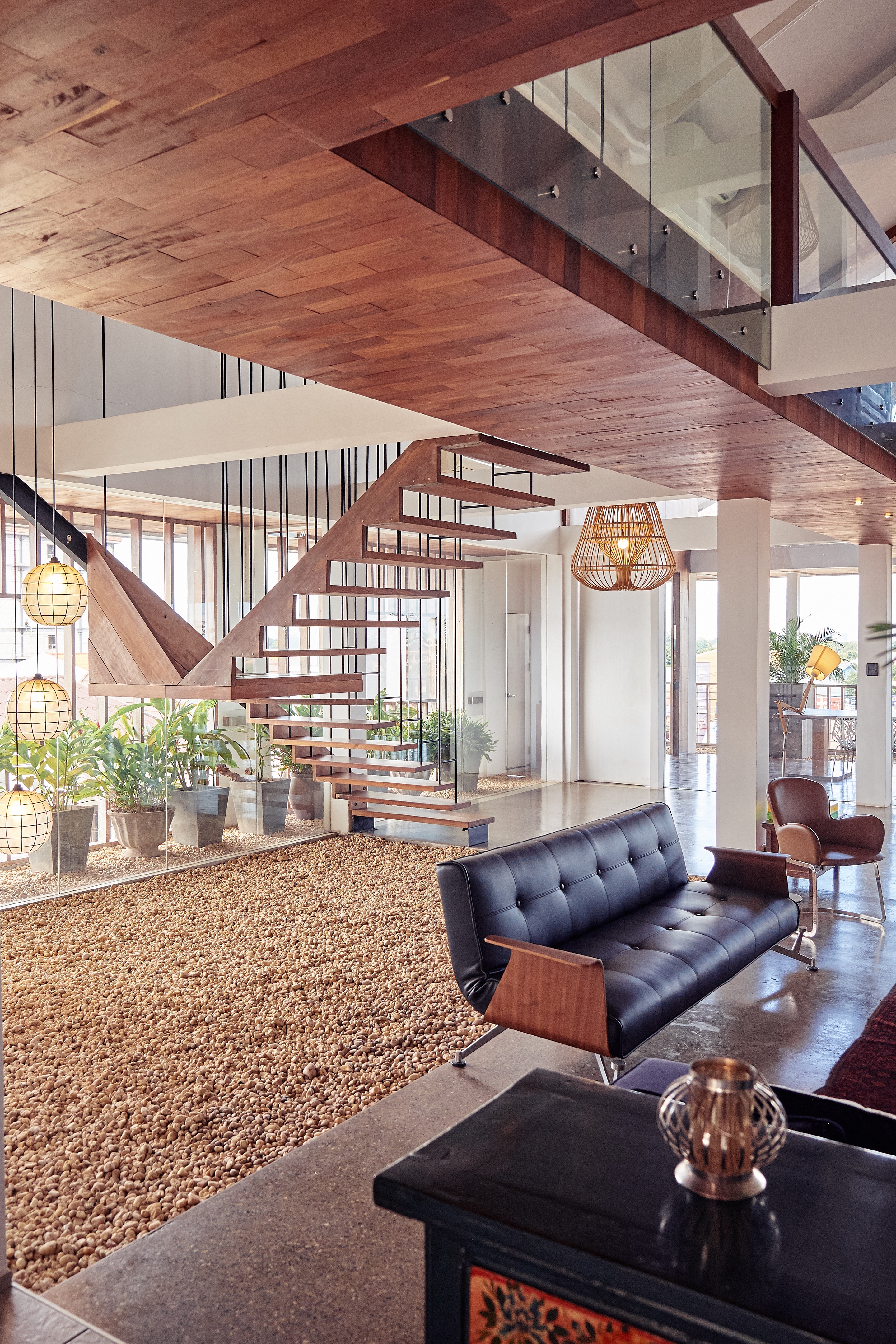 悬挂楼梯的空中楼阁·创新空间设计-6