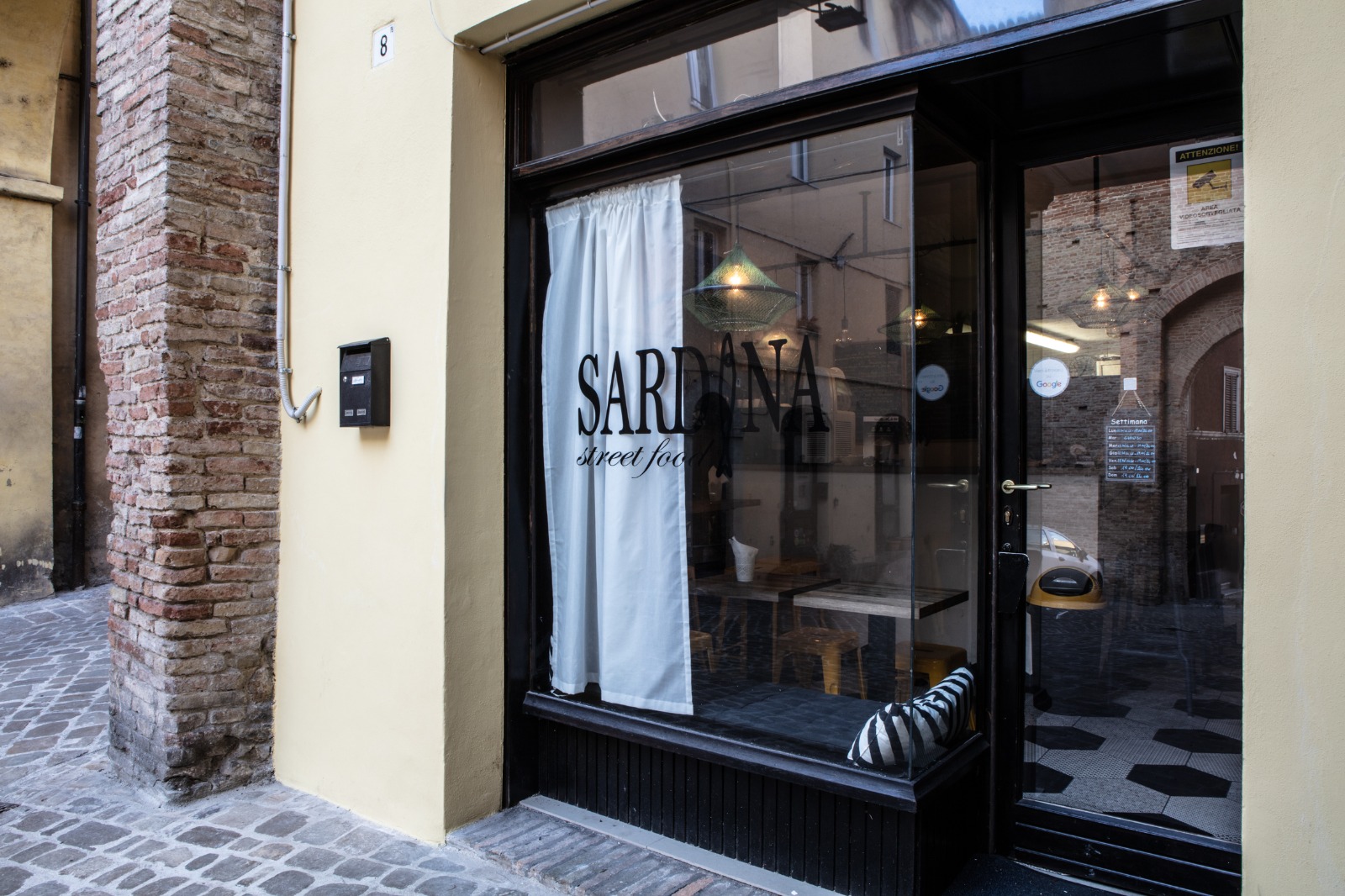 紧凑型鱼主题街头美食店设计-10