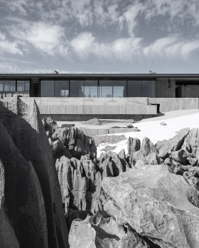 悬浮锌屋顶的隐居住宅丨Karim Nader Studio
