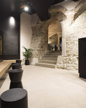 Perugia 市中心历史建筑中的现代日本餐厅设计