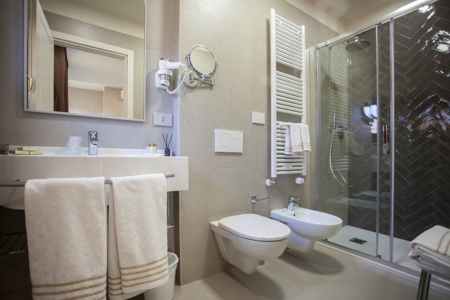 博洛尼亚城市中心,现代与古典交融的 Hotel Cavour 酒店设计-17