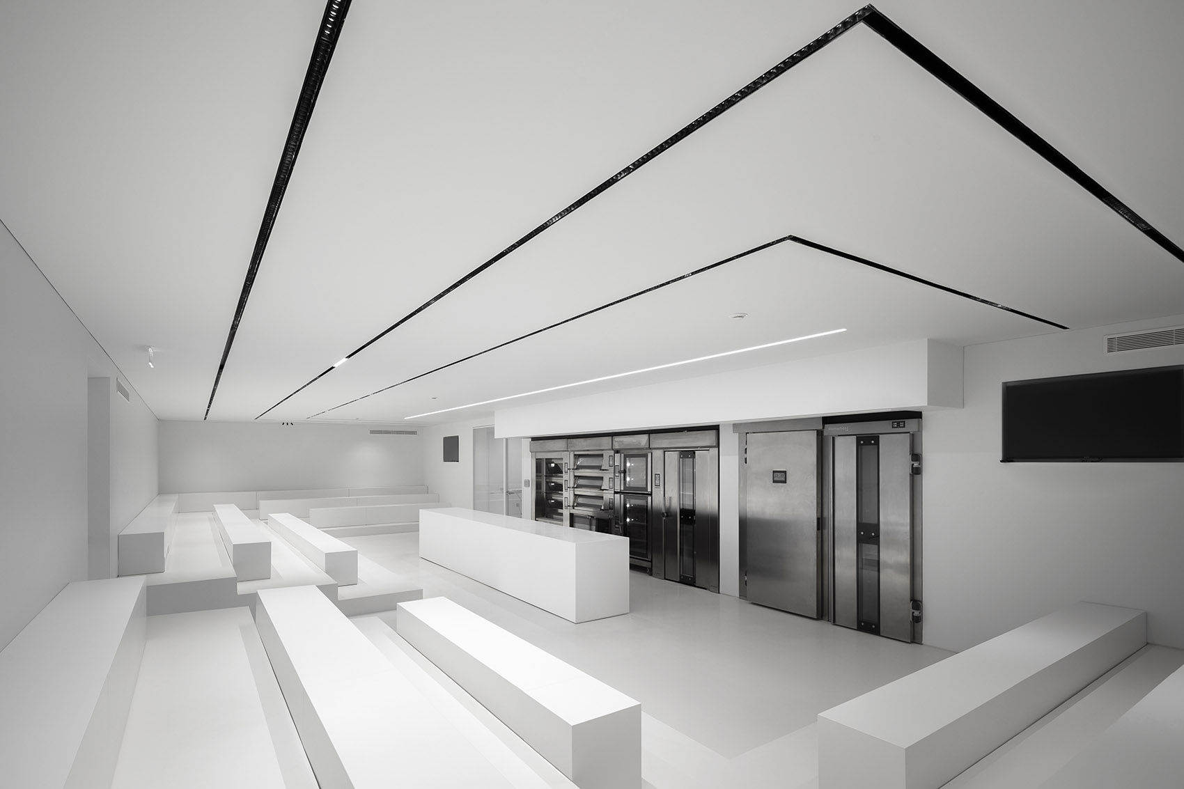 Ramalhos办公空间改造与扩建，葡萄牙/简洁纯粹的展示和办公空间-48