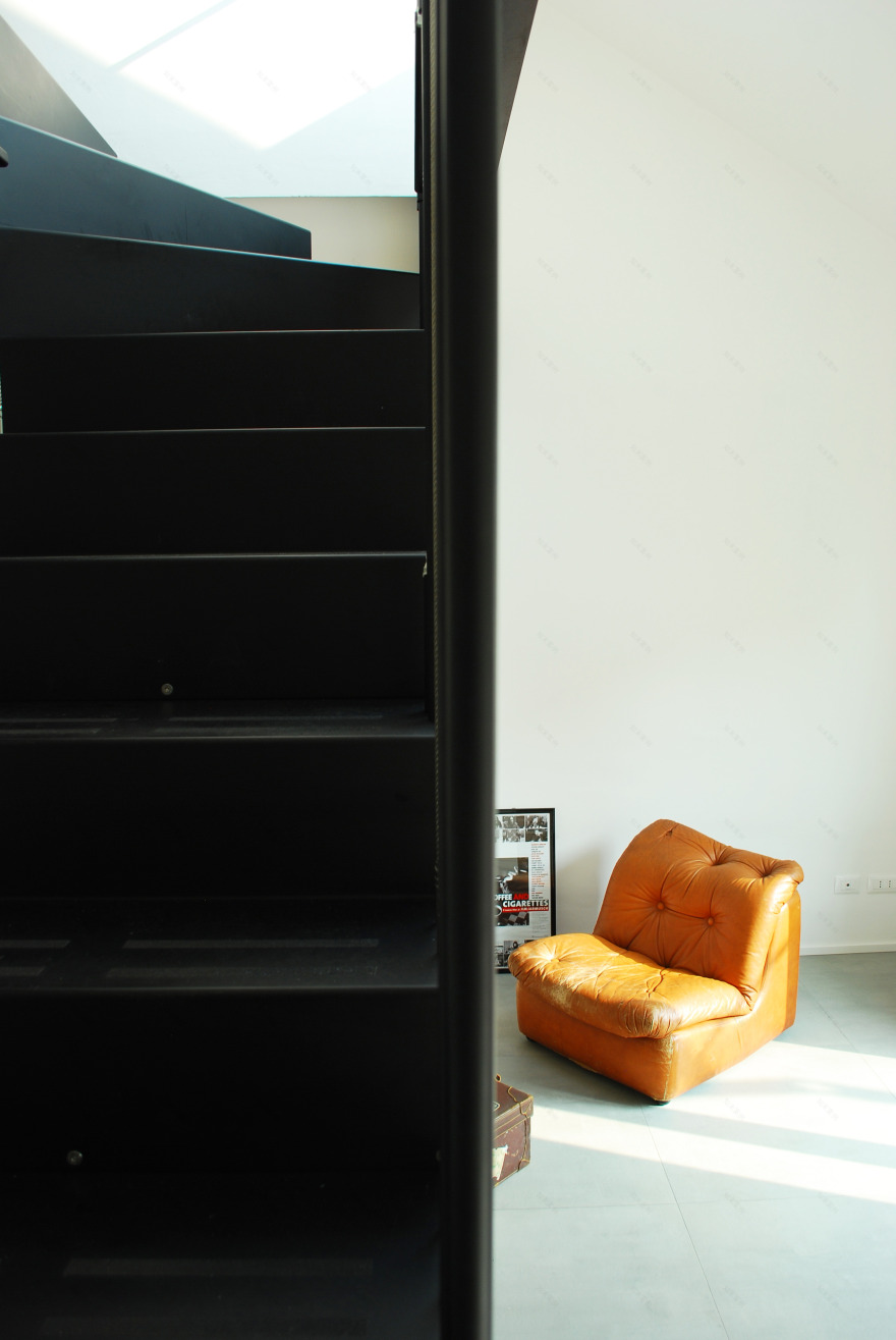 都灵多元文化区三层复式公寓 | 金属折叠楼梯营造双高空间-5