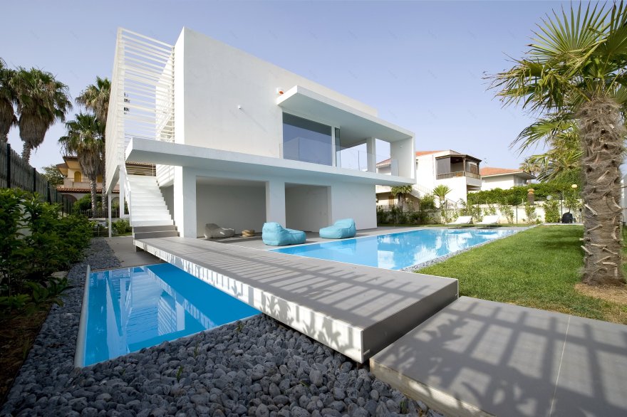 海滨别墅的现代蜕变 | 纯净、简约与功能性完美融合-0