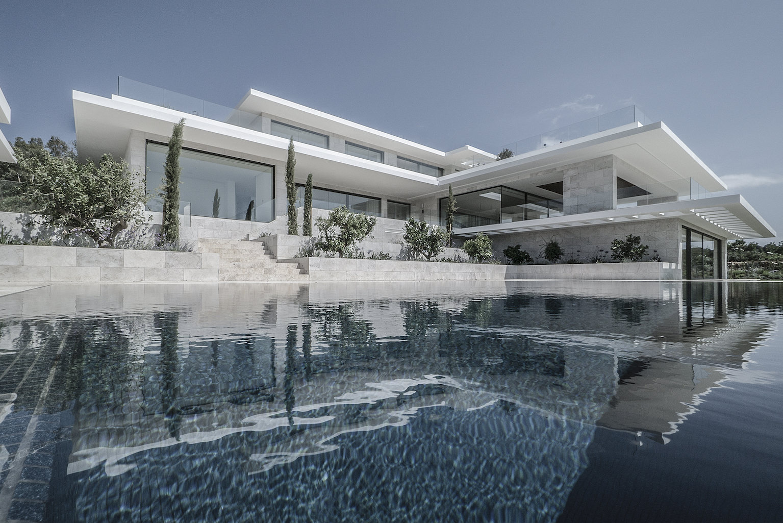 西班牙现代别墅设计，极致奢华与自然的融合-0