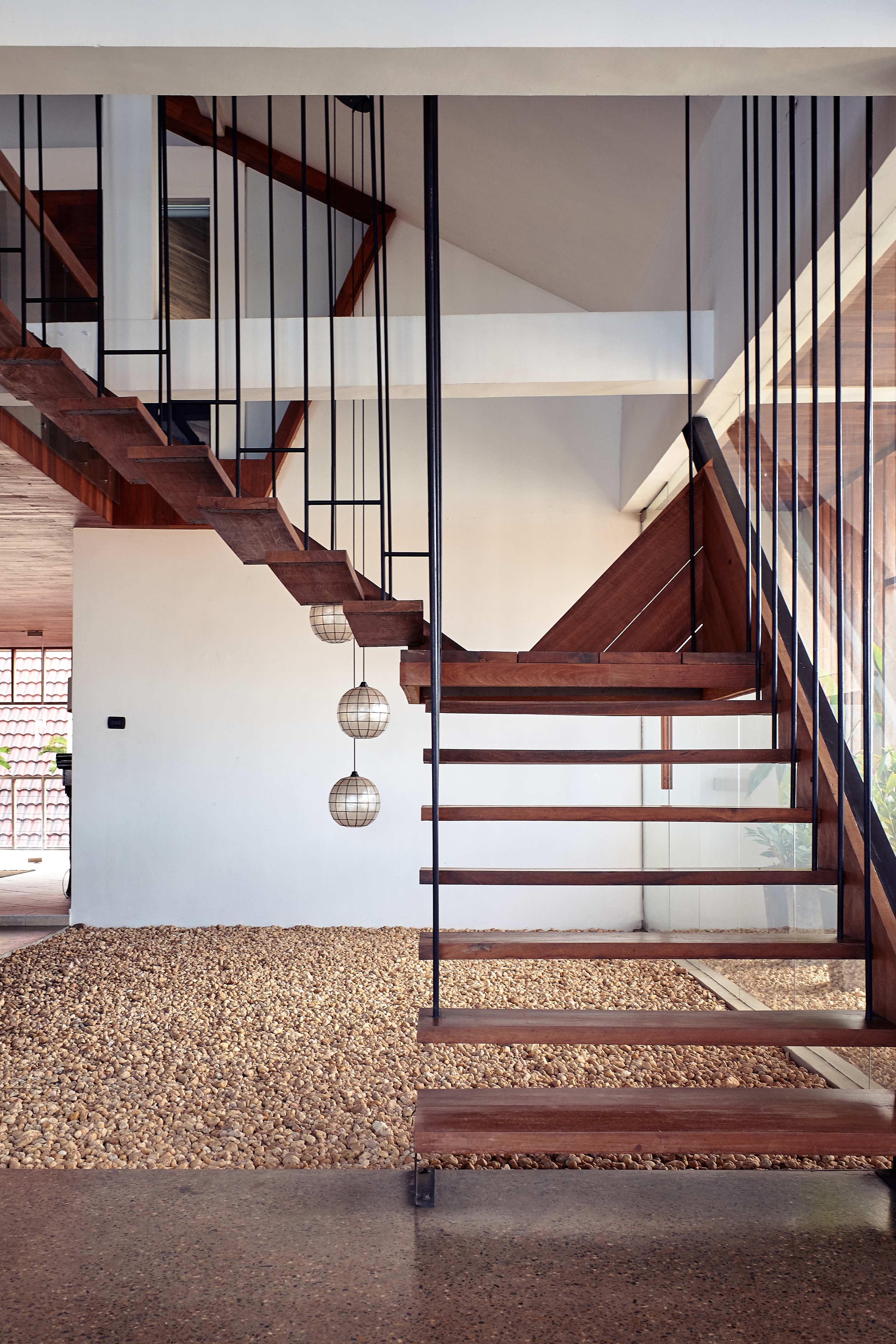 悬挂楼梯的空中楼阁·创新空间设计-0