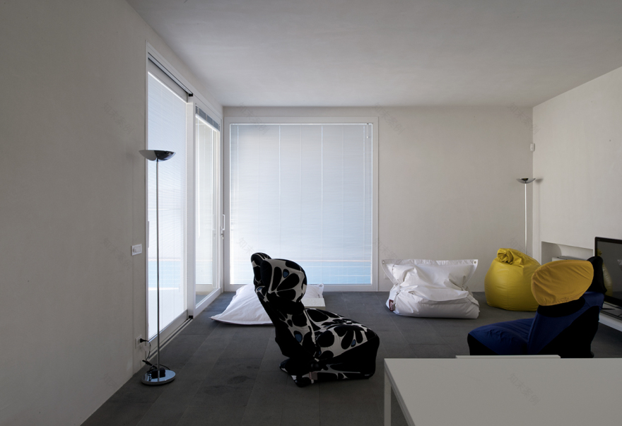 岩石与绿植共生的意式别墅设计-10