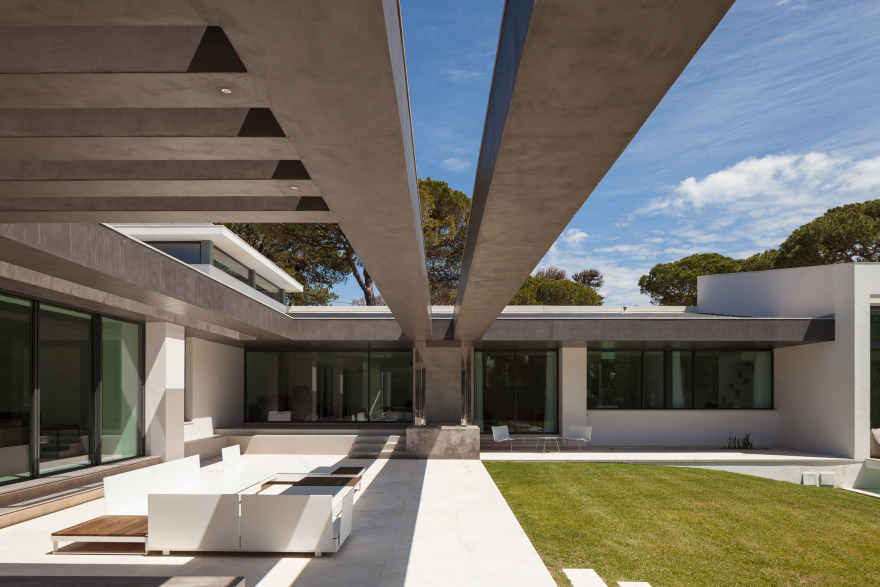 葡萄牙别墅和谐重生,室内外空间完美融合-28