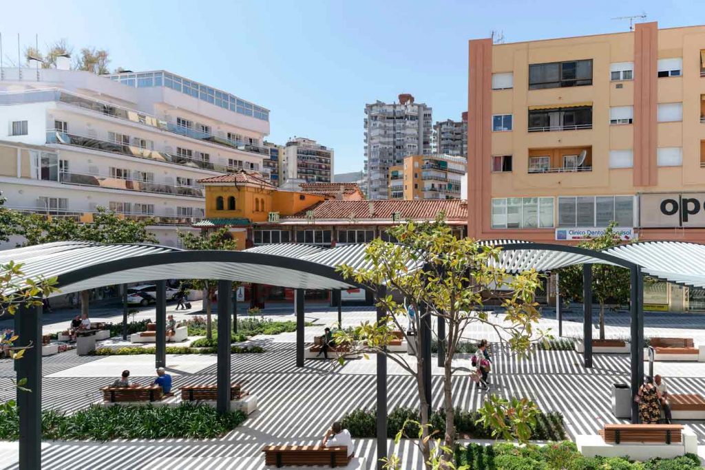 西班牙 Torremolinos 城市广场的波浪式模块化遮阳篷设计-0