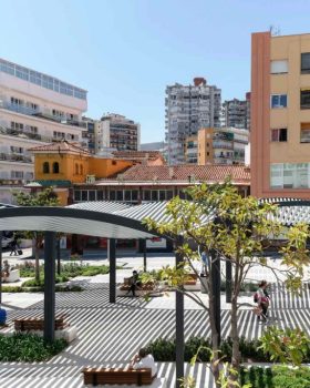 西班牙 Torremolinos 城市广场的波浪式模块化遮阳篷设计