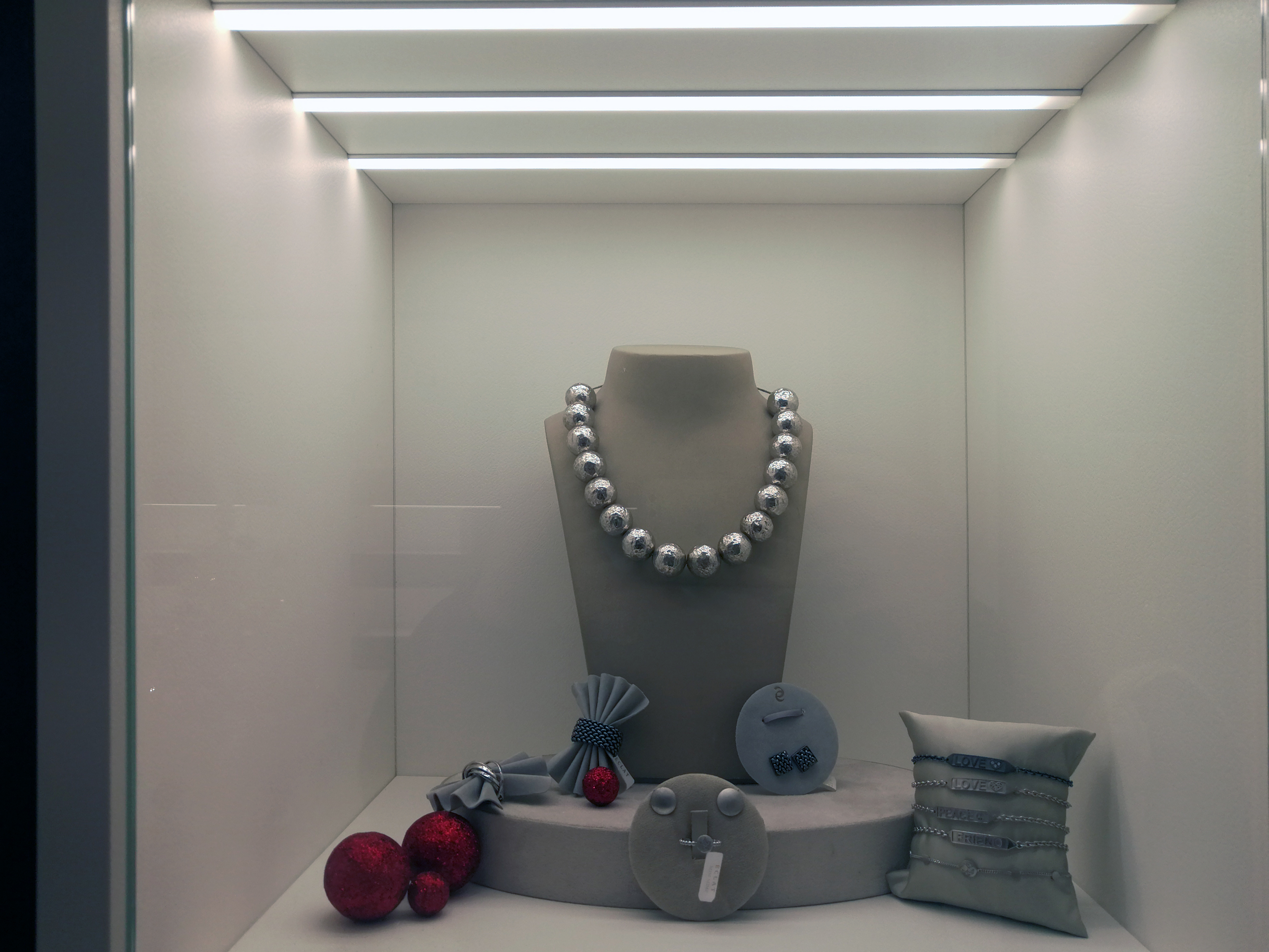 雪中圣诞树灵感的温馨珠宝店设计丨GioielleriaOttica Damiani 1927-12