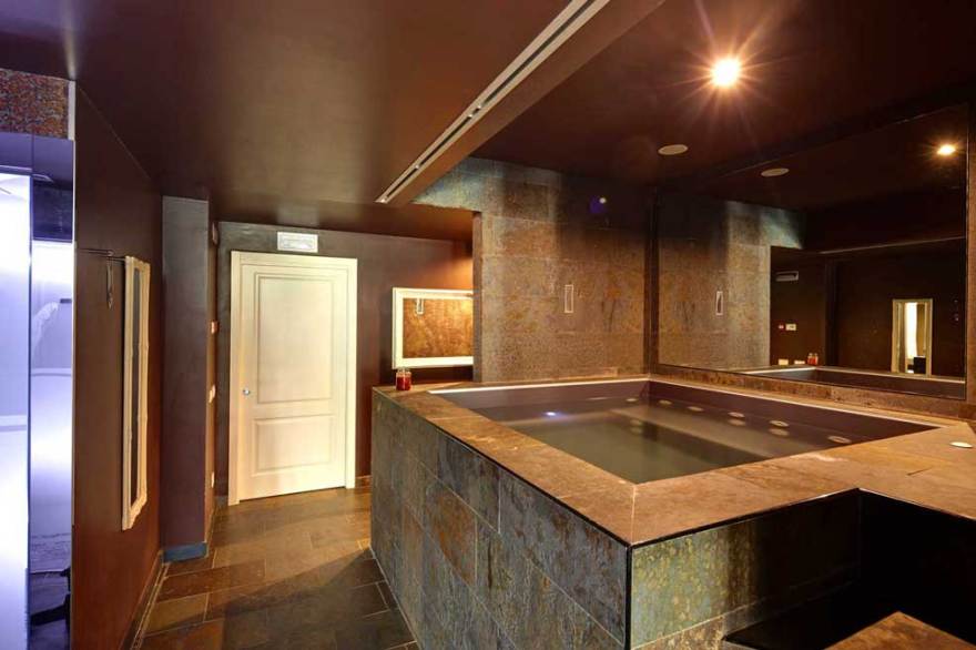 湖畔仙境 | Hotel Le Ali del Frassino 的格拉努拉提锌宝石地板-7