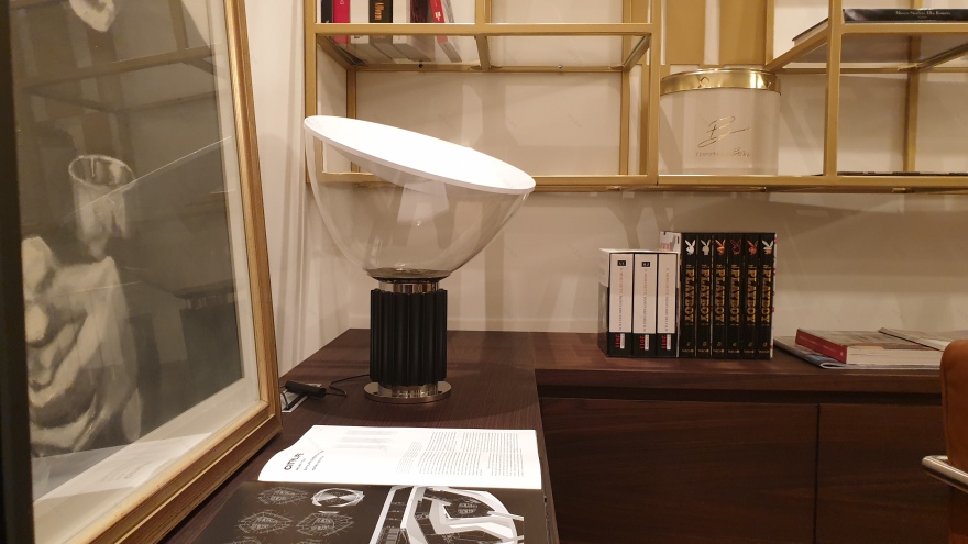 黄金光辉下的自然与人工光影公寓-11