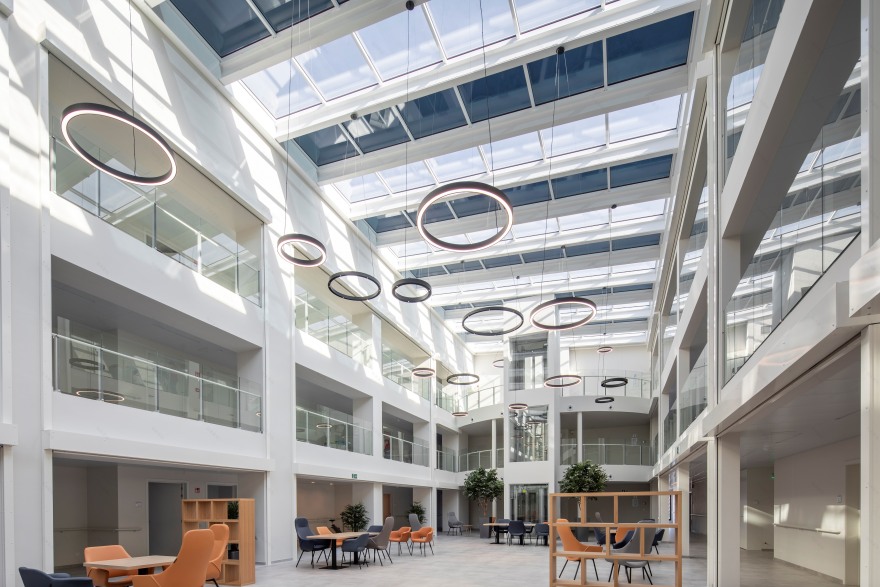 智能调光玻璃为比利时养老院带来全天候自然光-1