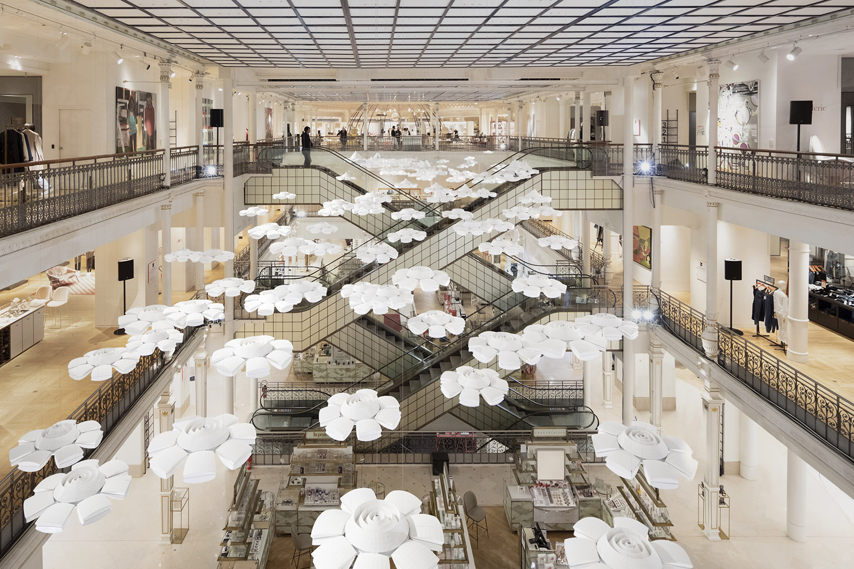 nendo在巴黎Le Bon Marche举办白色展览：雨后花/负与正的转换-36