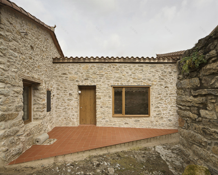 西班牙山谷中温暖色调的马养殖场住宅设计丨Aramé Studio-14