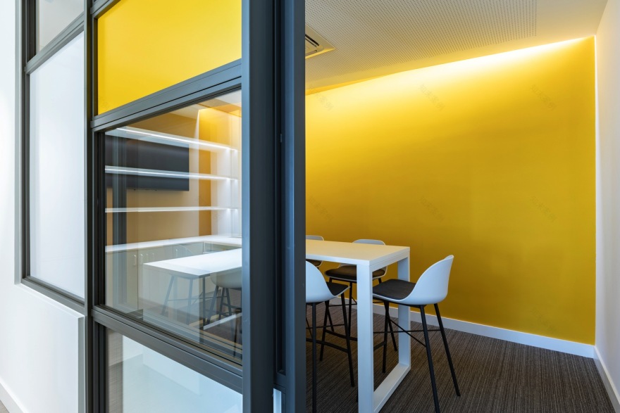 "优化空间利用,展现照明产品魅力的办公室设计"-8