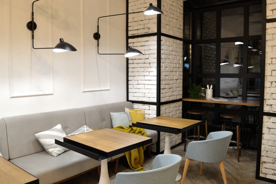 乌克兰基辅“Honey”咖啡厅 | 欧式糕点与室内绿意的完美融合-2