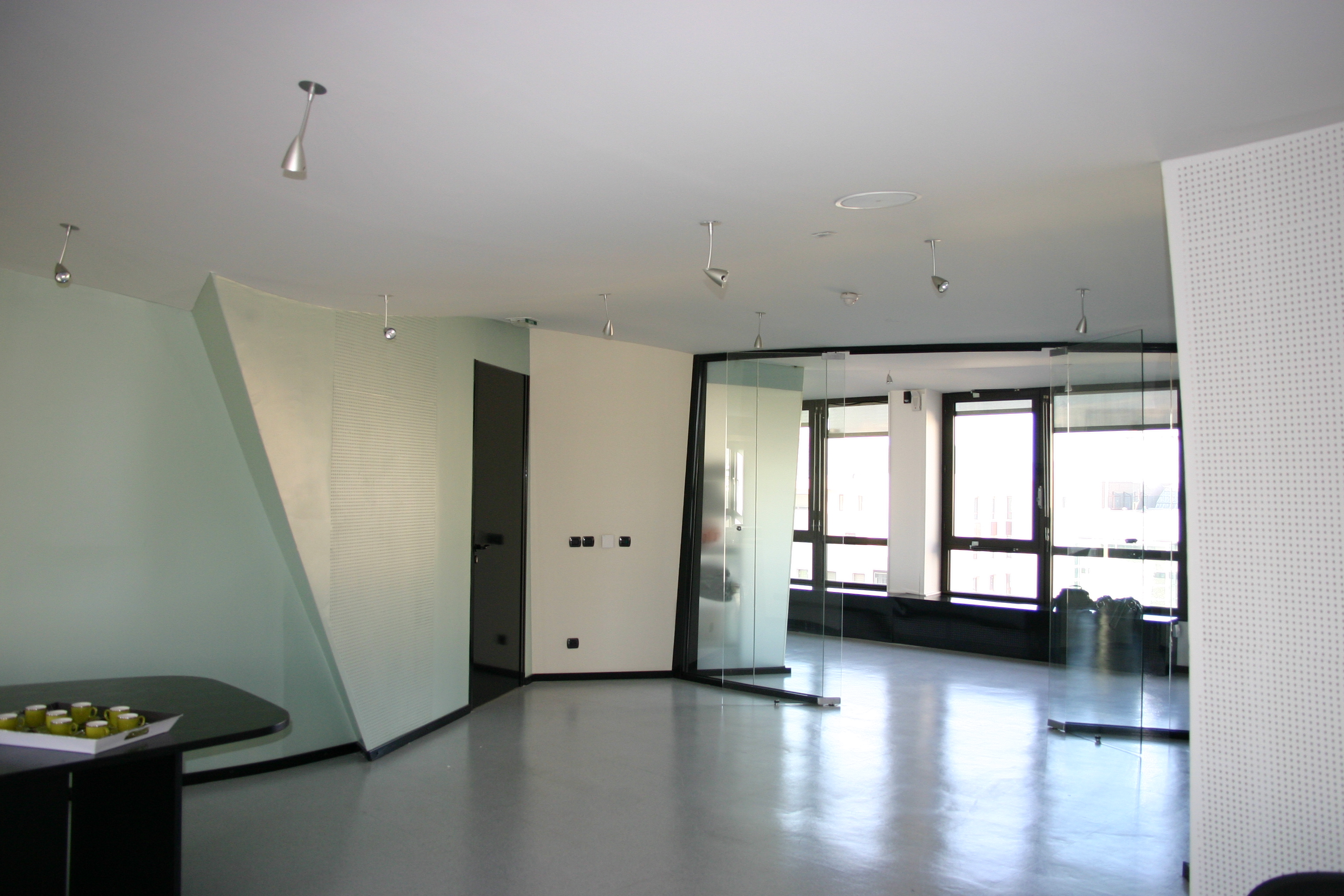 流线型玻璃墙打造舒适会议空间-4