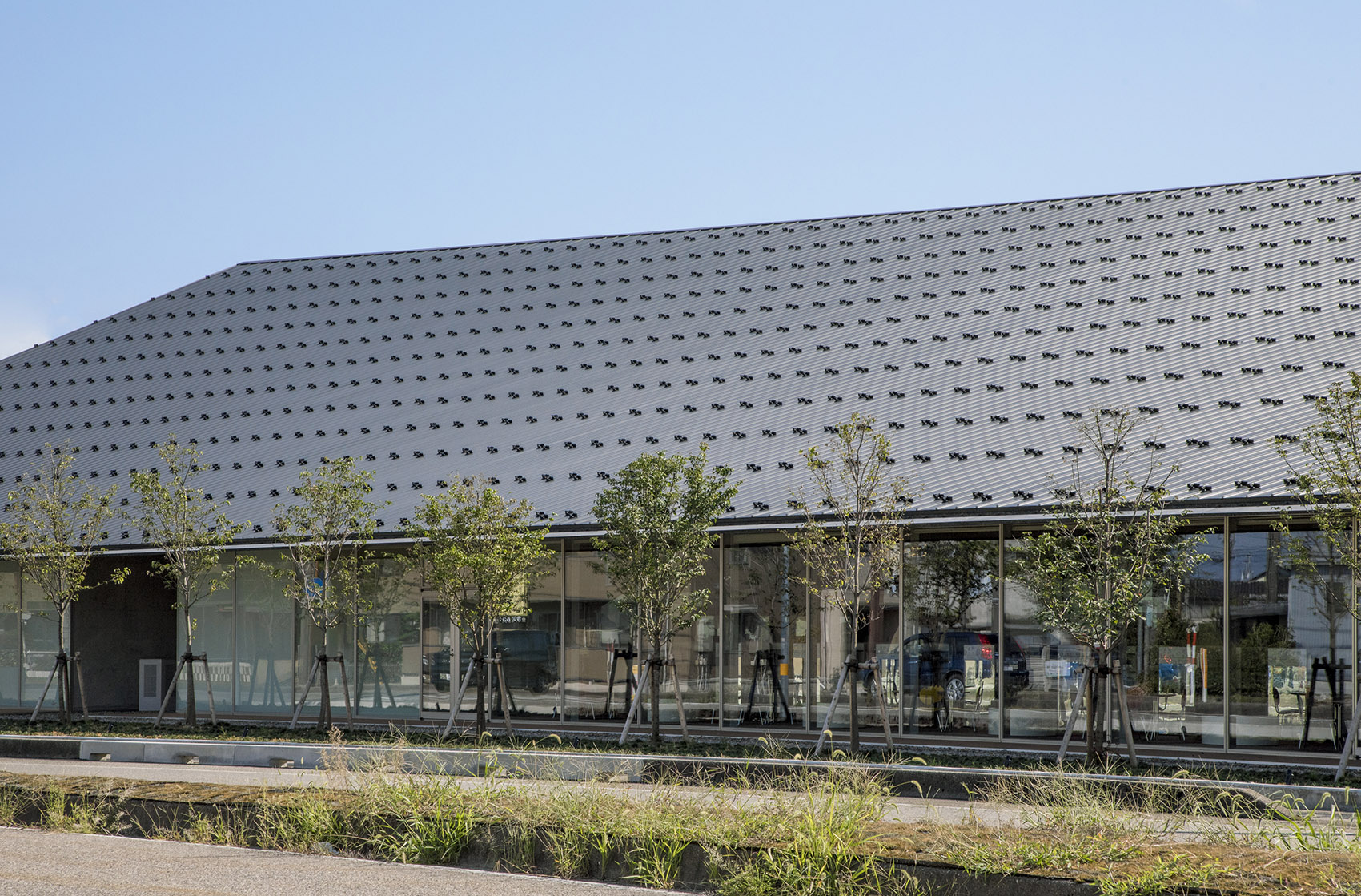 砺波图书馆，日本/巨大屋面下的“一居室”图书馆-55