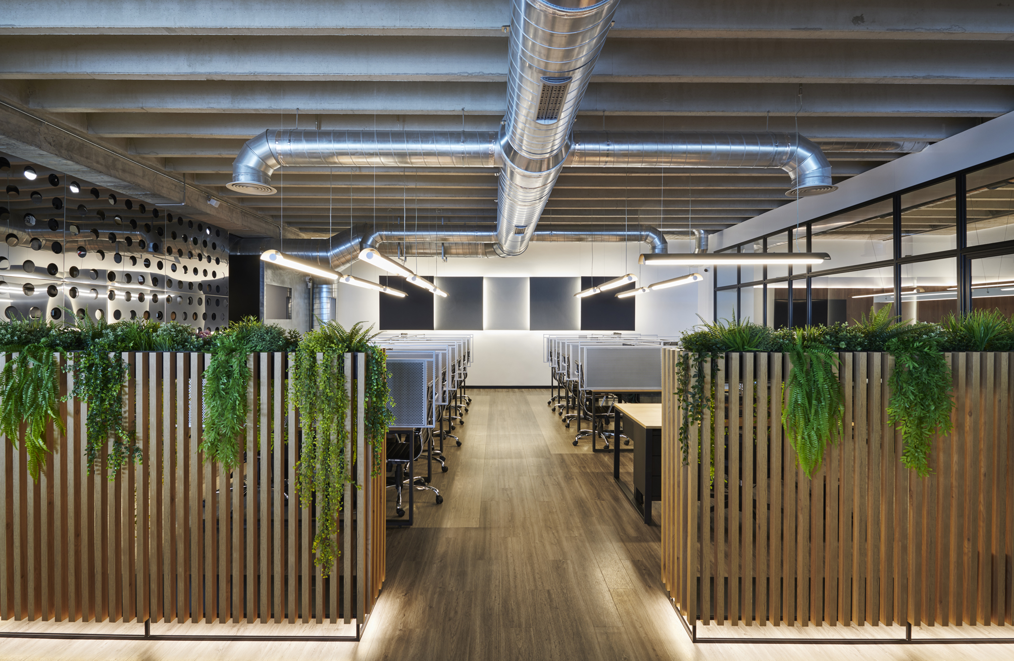 工业风办公室设计 | 金属、植物与木头的和谐-6