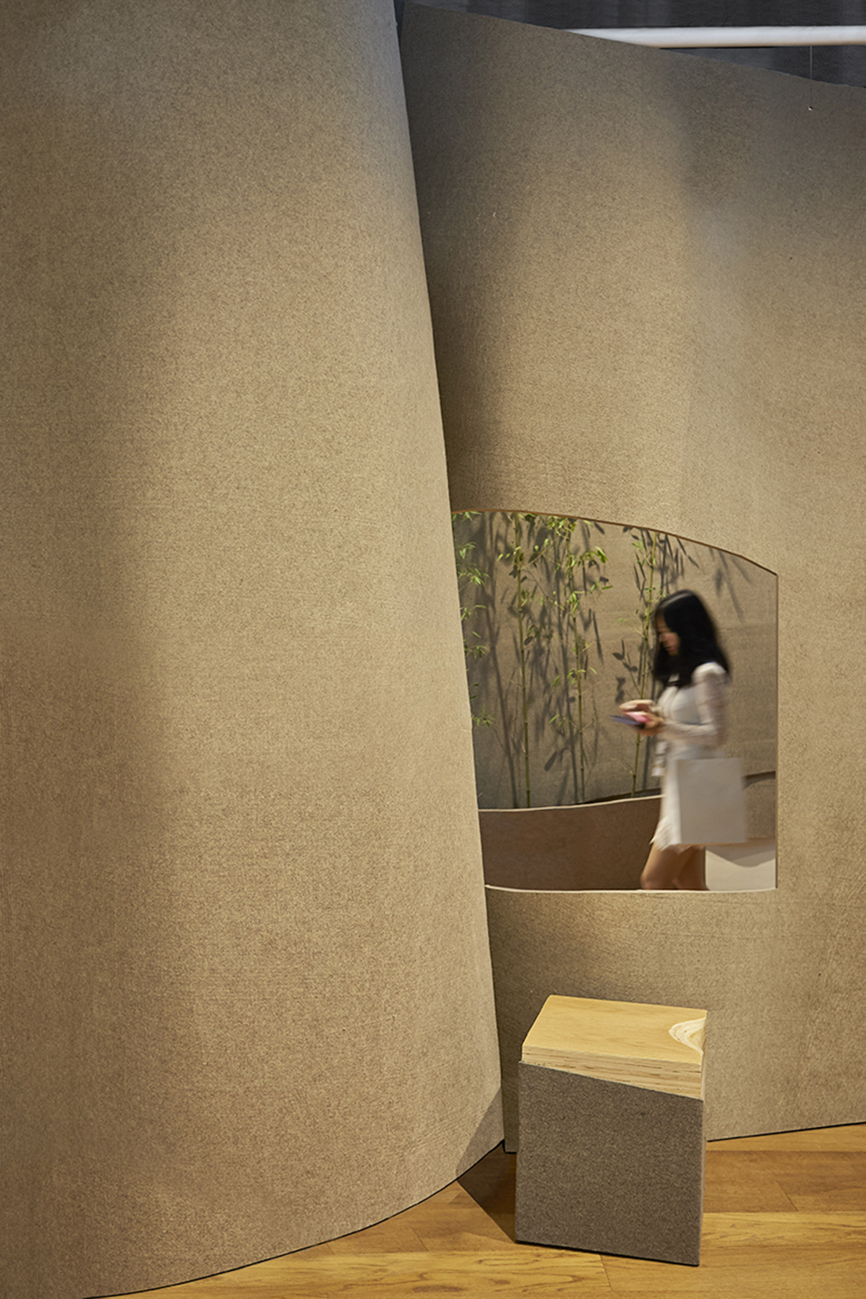 “悬浮毛毡”概念展厅，深圳/柔软的迷宫-35