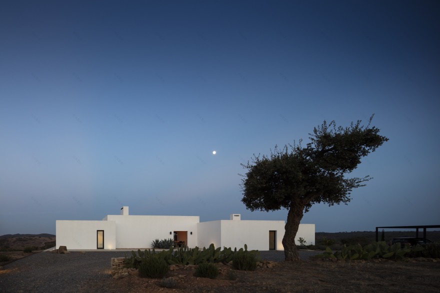 葡萄牙 Grândola 别墅 | 空/满情境创造,多 courtyard 设计-26