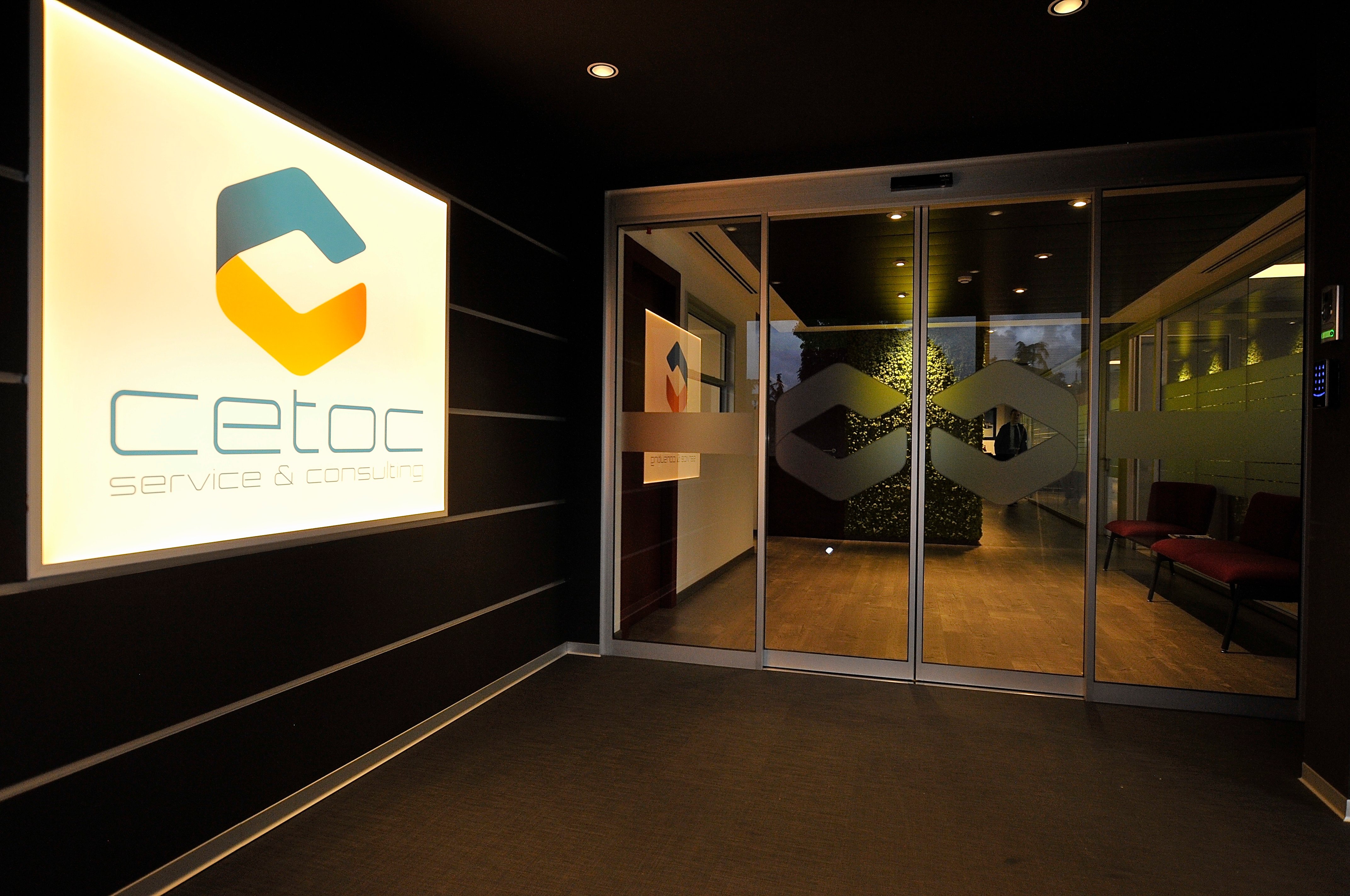 CETOC 办公室 · 绿色与红色的活力空间-1