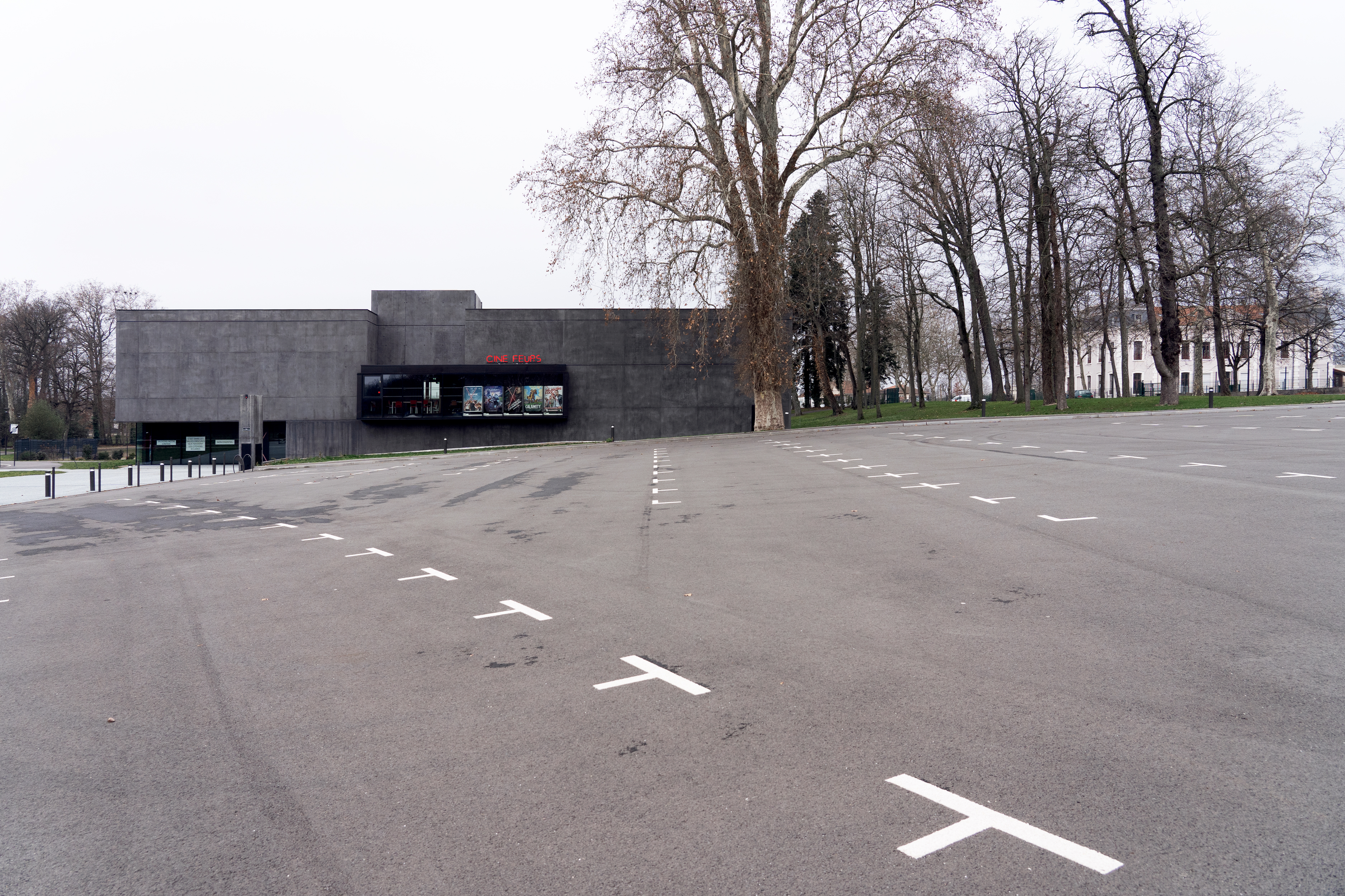 地形融入的黑色影院巨石-4