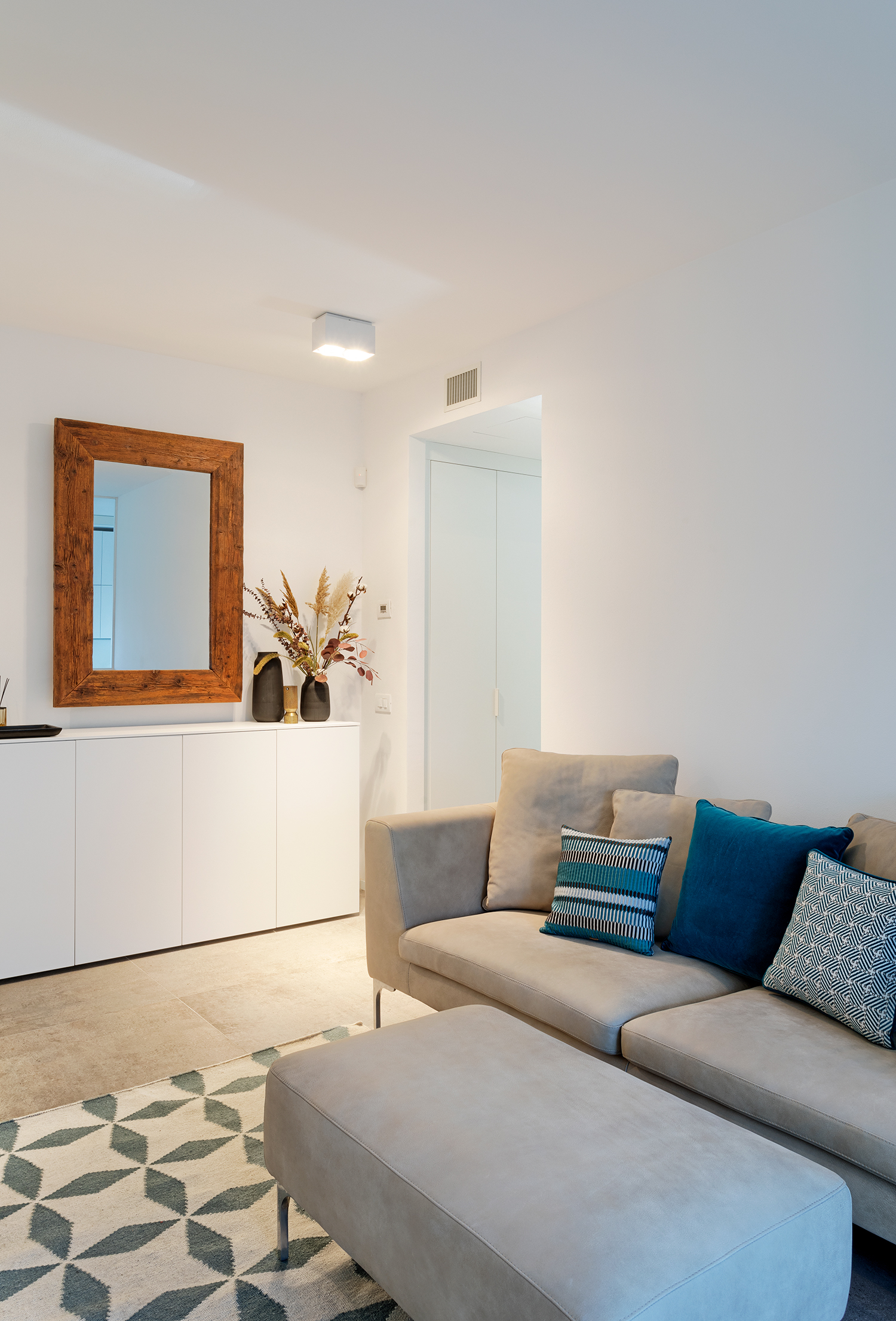 极简白色公寓，自然光线与设计完美融合-39