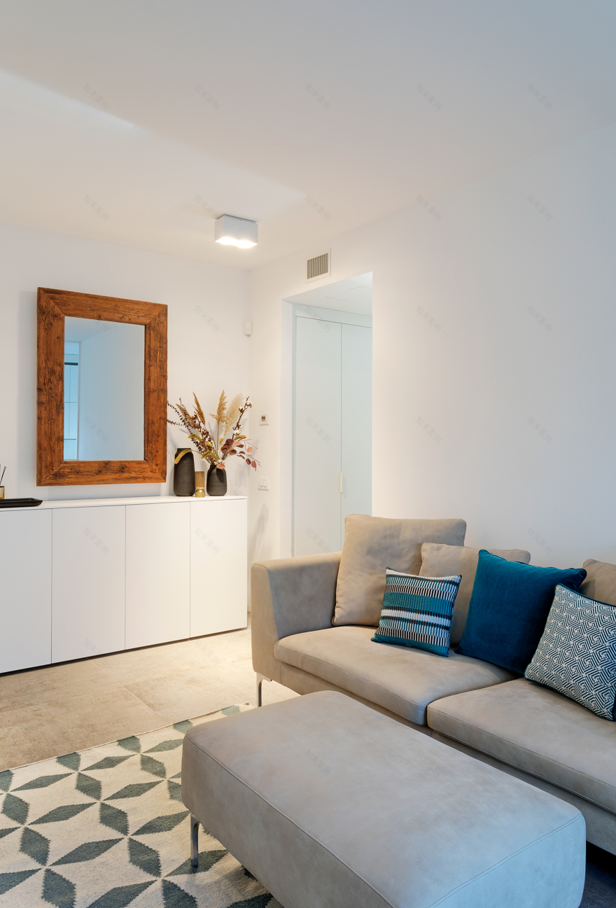 极简白色公寓,自然光线与设计完美融合-39