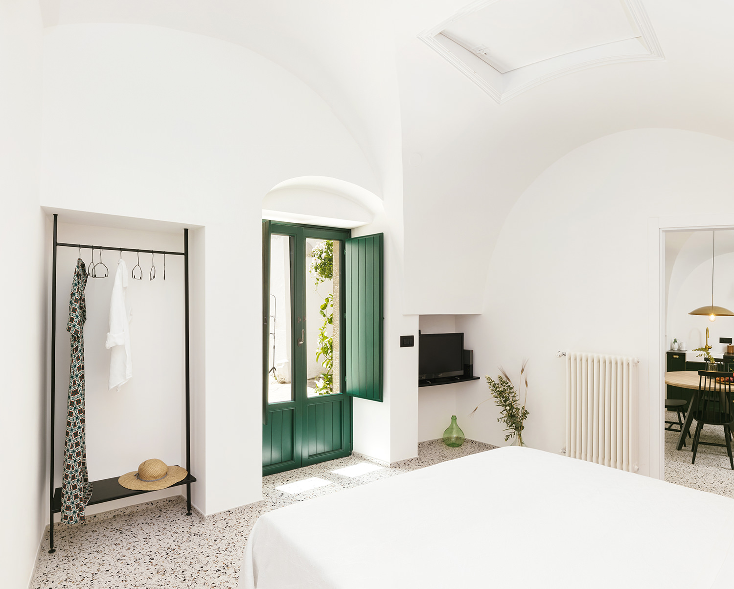 意大利风情传统公寓翻新,铁艺与石材的精致融合-12