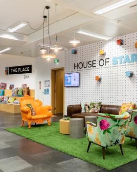 Studio Samuelov丨办公建筑丨House of startups
