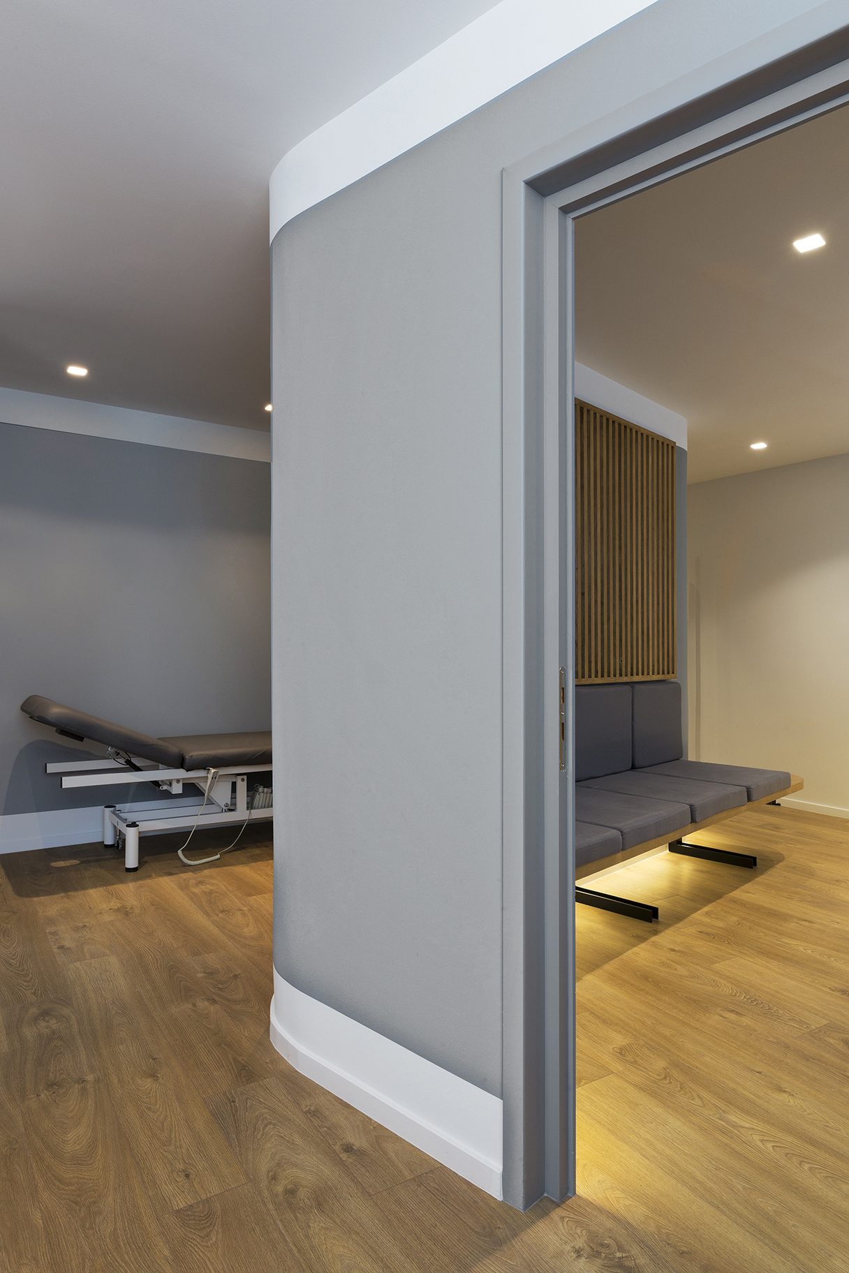 S 形元素分隔功能,60 平米骨科诊所的高效设计-7