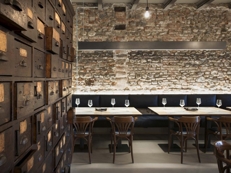 乡村铁器店变身优雅餐厅,传统工艺与美食的完美融合-1