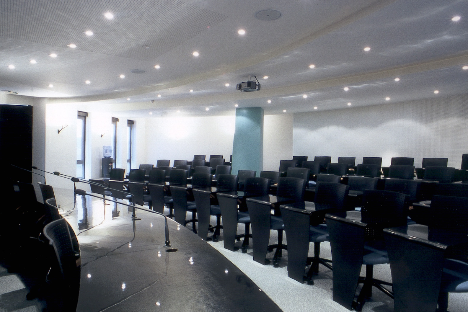 流线型玻璃墙打造舒适会议空间-3