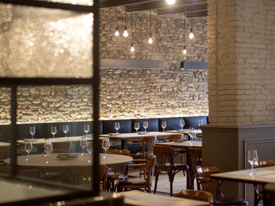 乡村铁器店变身优雅餐厅,传统工艺与美食的完美融合-8