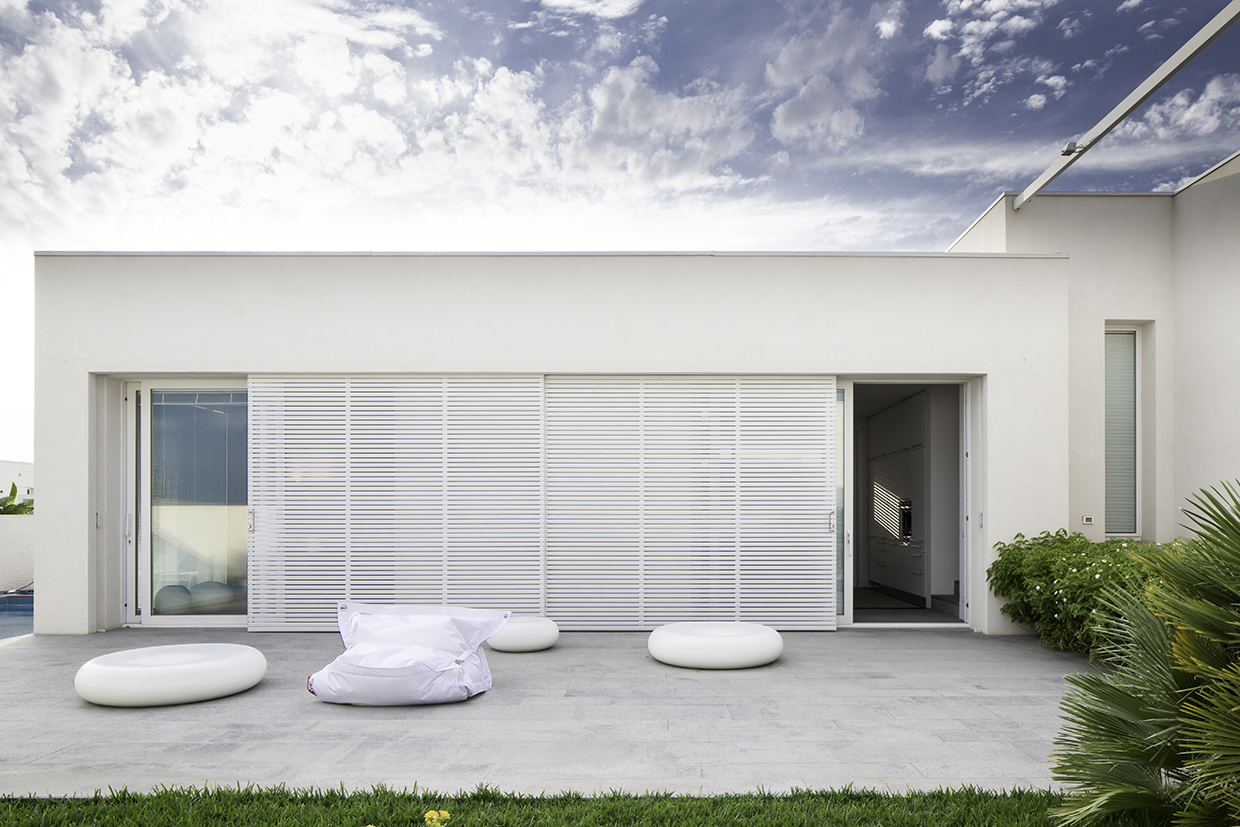 岩石与绿植共生的意式别墅设计-9