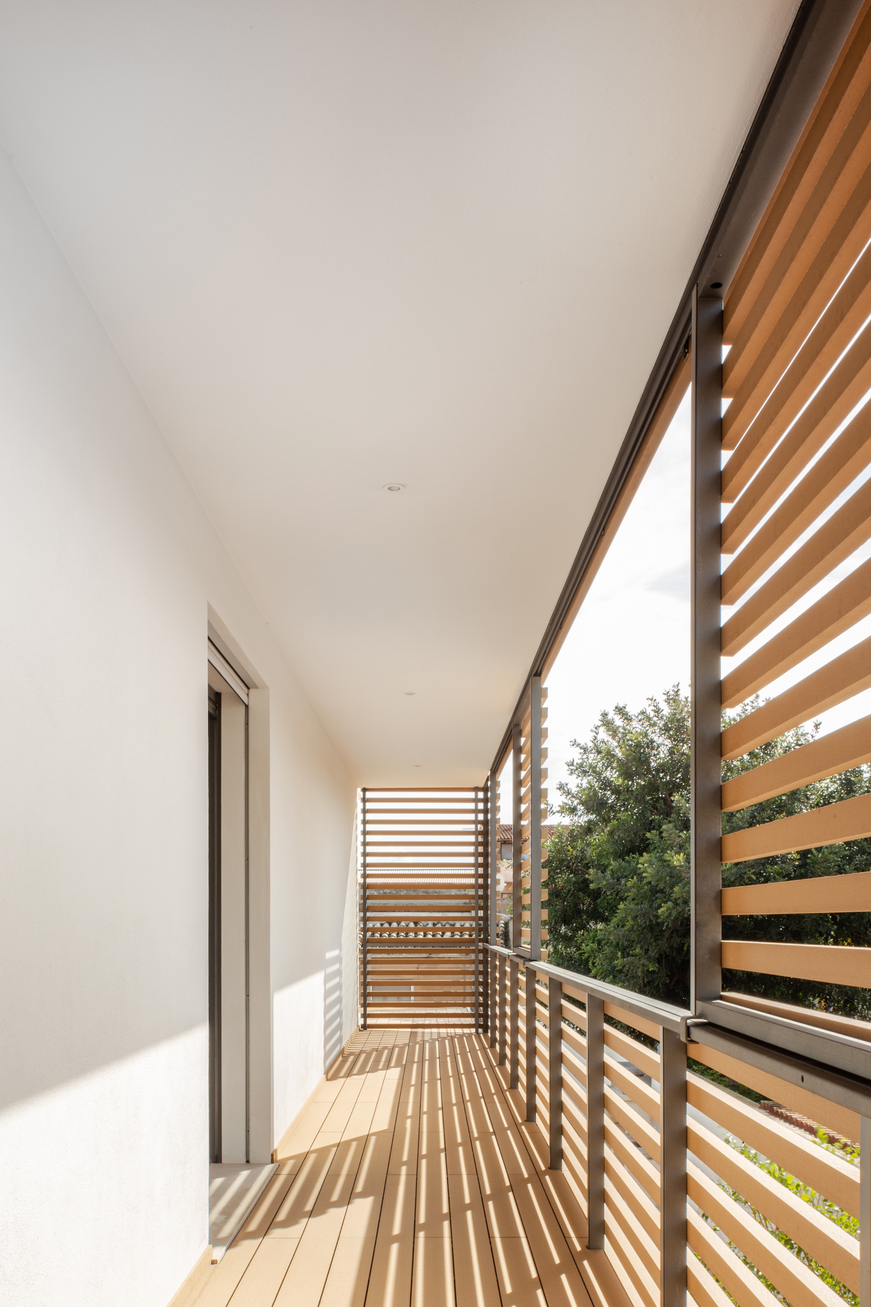 三层楼的灵活布局与光影调控-20