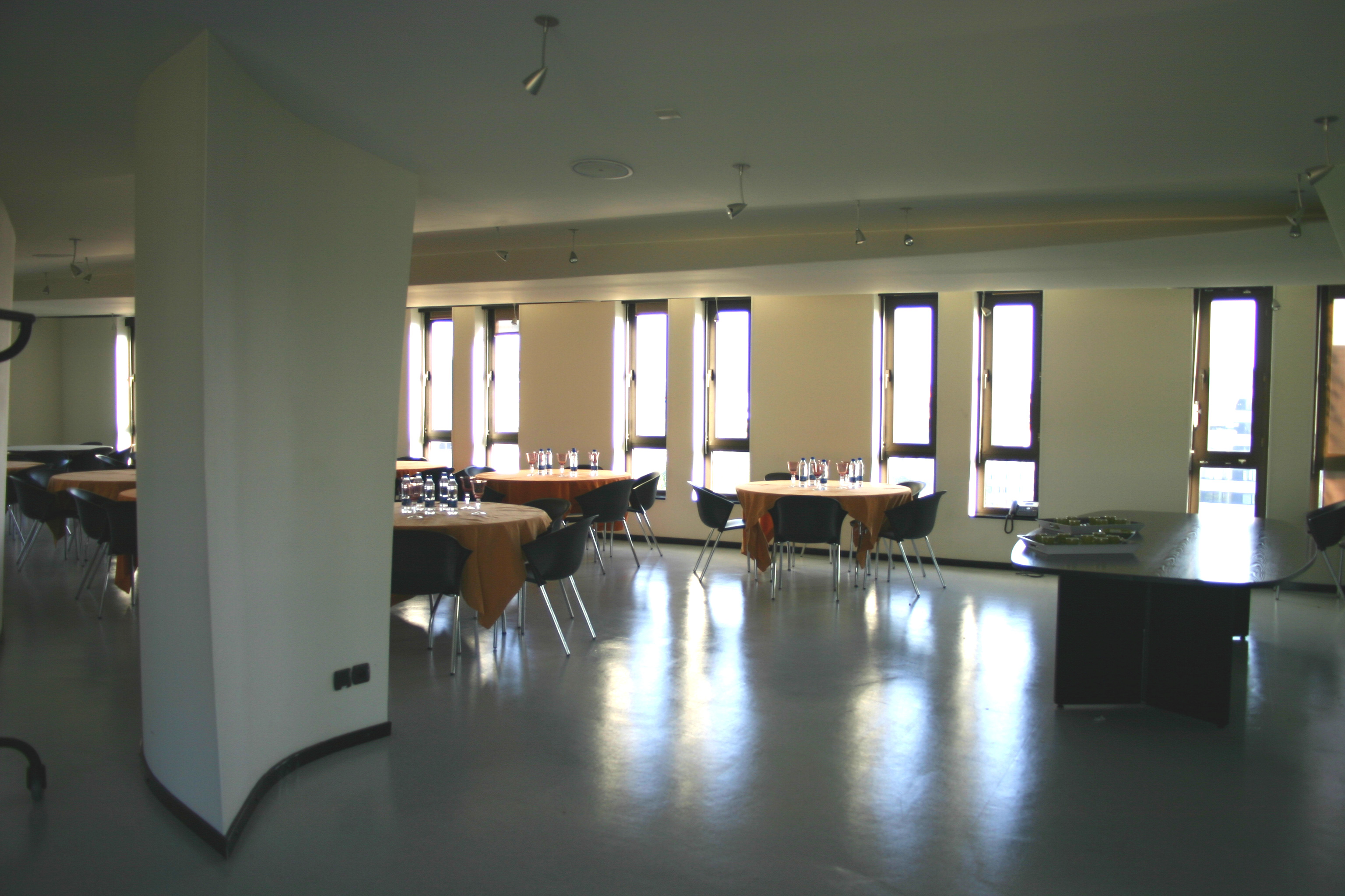 流线型玻璃墙打造舒适会议空间-6