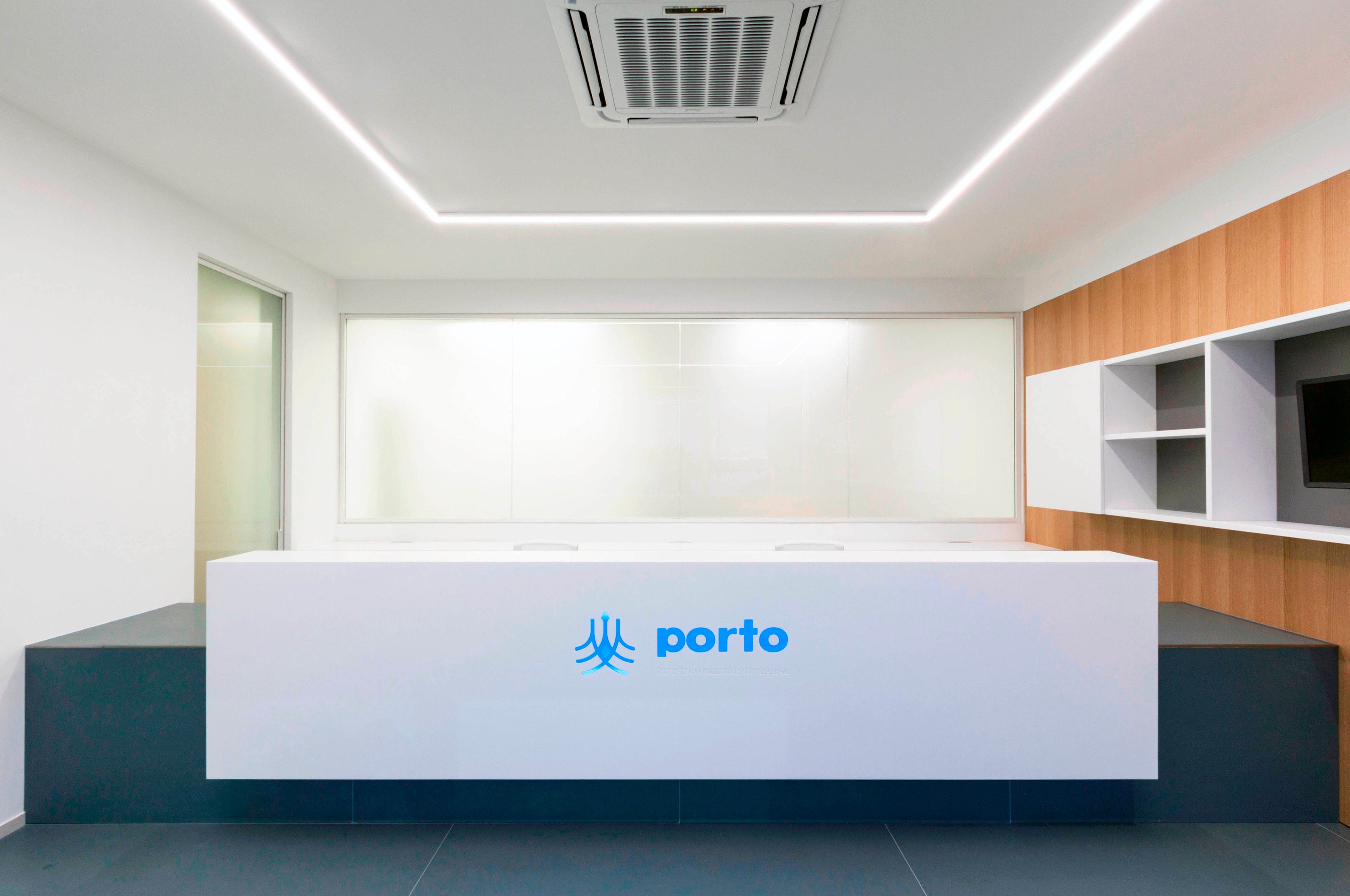 优化空间利用的意大利旅游港口办公室设计-6