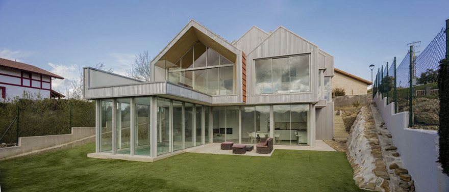 西班牙 Zumaia 山谷中的倾斜别墅-5