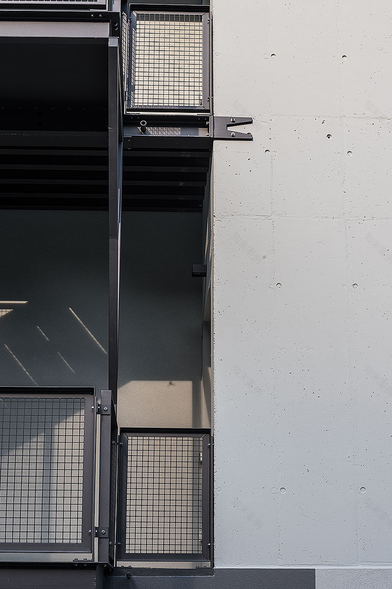 瑞士卢加诺湖畔别墅改建,金属质感与优雅湖景的完美融合-9